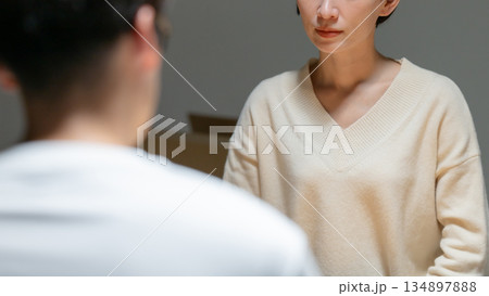 話し合う男女 134897888