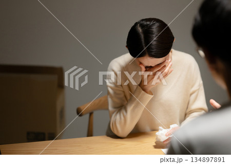 話し合う男女 話し合う男女 134897891