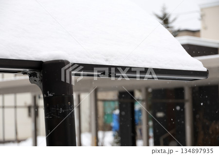 ガレージ, 車庫, 屋根, 氷, 積雪, 車, 自動車, 雪, カーポート, 冬景色, 雪景色 ガレージ, 車庫, 屋根, 氷, 積雪, 車, 自動車, 雪, カーポート, 冬景色, 雪景色 134897935