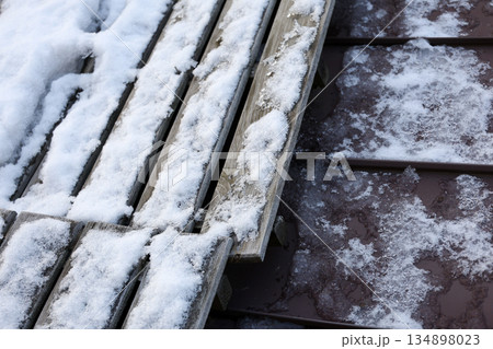 すのこ、木材、排水溝、屋根、木、積雪、雨水、板、住宅、建物、屋上、雨、雪、冬、積雪、スノコ、家、家屋 すのこ、木材、排水溝、屋根、木、積雪、雨水、板、住宅、建物、屋上、雨、雪、冬、積雪、スノコ、家、家屋 134898023
