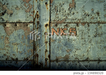 錆びついて歴史を感じさせる鉄扉 134898320