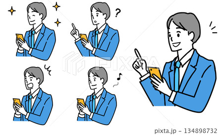 スマホを見て笑顔の若い男性のイラストセット 134898732