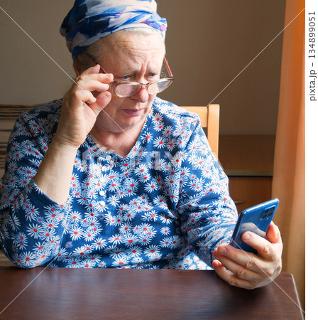 Old woman look at phone 134899051