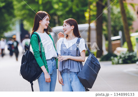 キャンパスを歩く女子大生 キャンパスを歩く女子大生 134899133