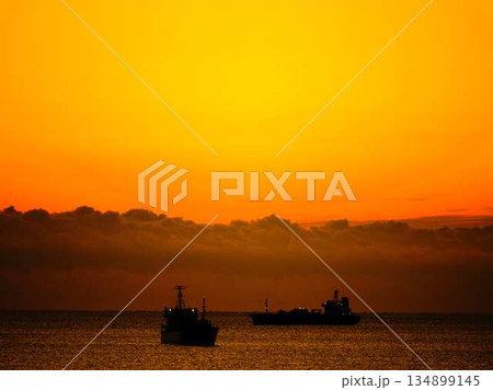 朝日が昇る 134899145