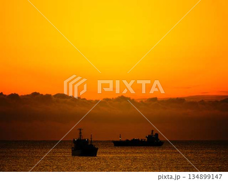 朝日が昇る 134899147