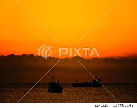 朝日が昇る 134899148