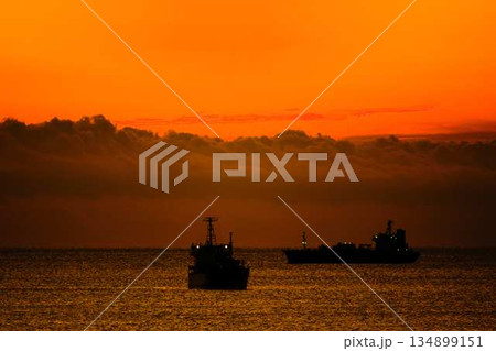 朝日が昇る 134899151