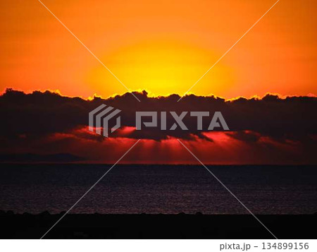 朝日が昇る 134899156