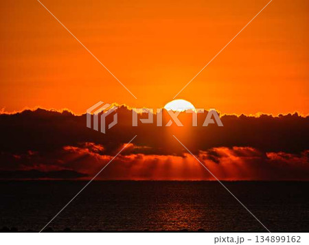朝日が昇る 134899162