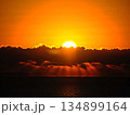 朝日が昇る 134899164