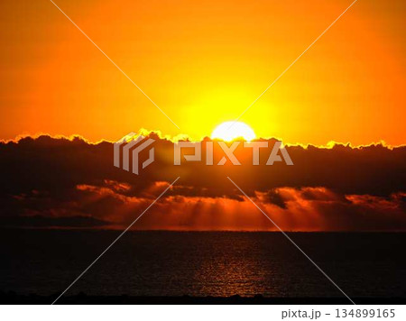朝日が昇る 朝日が昇る 134899165