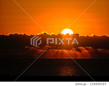 朝日が昇る 134899167
