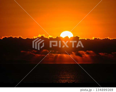 朝日が昇る 134899169