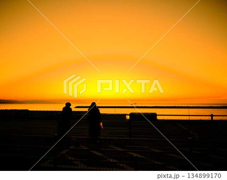 朝日が昇る 134899170