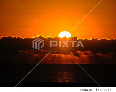 朝日が昇る 134899171