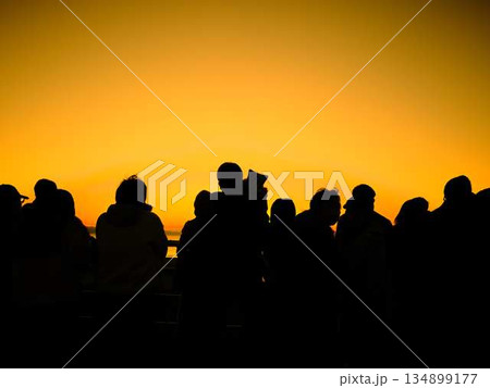 朝日が昇る 134899177