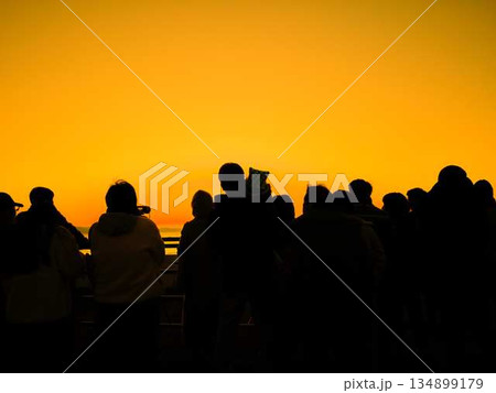 朝日が昇る 134899179