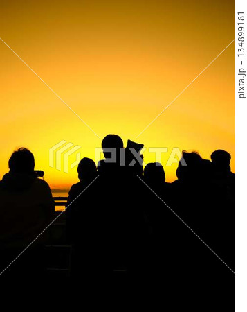 朝日が昇る 134899181