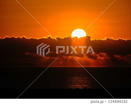 朝日が昇る 134899182