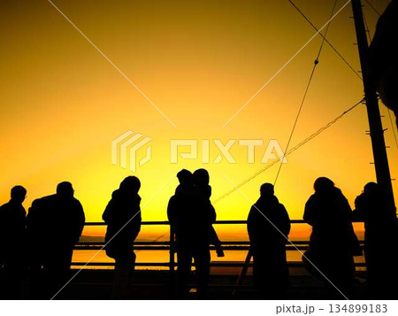 朝日が昇る 134899183