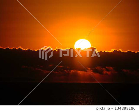 朝日が昇る 134899186