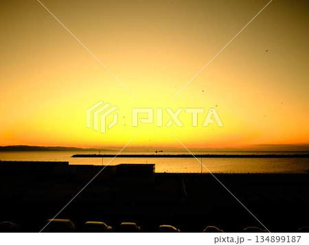 朝日が昇る 134899187