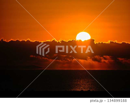 朝日が昇る 134899188