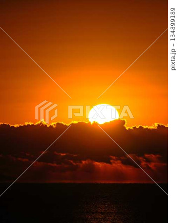 朝日が昇る 134899189