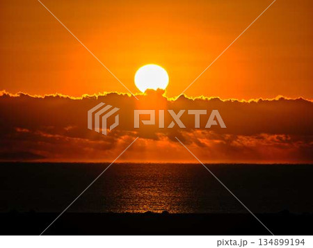 朝日が昇る 134899194