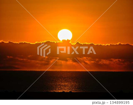 朝日が昇る 134899195