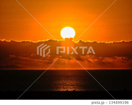 朝日が昇る 134899196