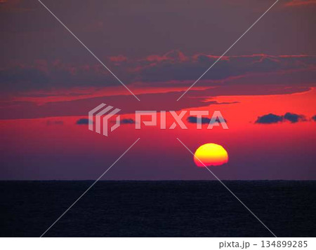 夕日 夕日 134899285