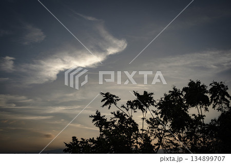 夕暮れの秋の空 夕暮れの秋の空 134899707