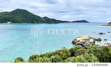 エメラルドグリーンに広がる絶景の海 沖縄 渡嘉敷島 134899900