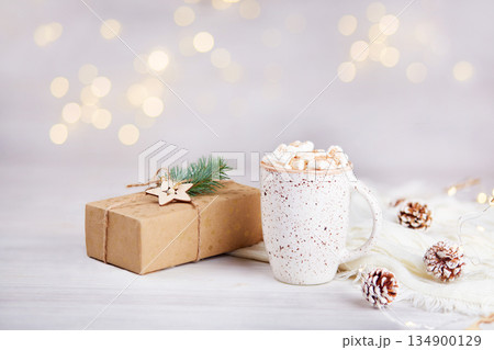 Christmas greeting card. A mug of cocoa or hot chocolate with marshmallows 134900129