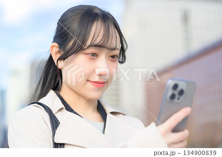 オフィス街でスマホを使用する日本人女性 134900839