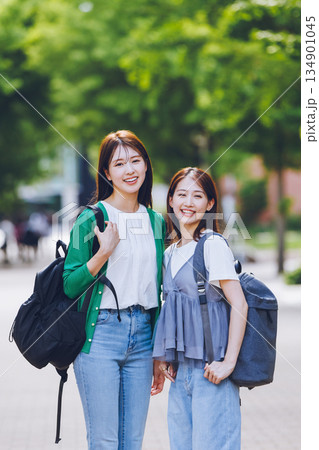 キャンパスを歩く女子大生 134901045