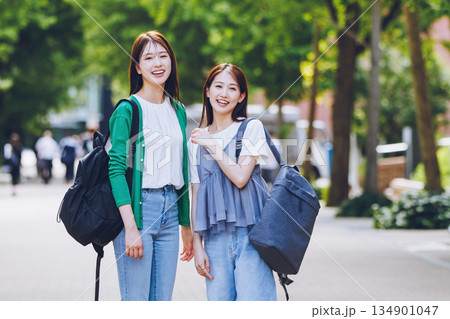 キャンパスを歩く女子大生 キャンパスを歩く女子大生 134901047