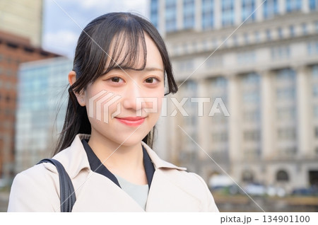 オフィス街に立つ日本人ビジネスウーマン オフィス街に立つ日本人ビジネスウーマン 134901100