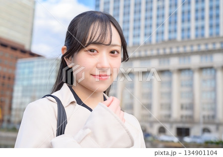 オフィス街に立つ日本人ビジネスウーマン オフィス街に立つ日本人ビジネスウーマン 134901104