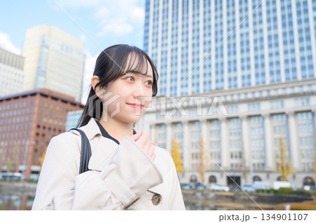 オフィス街に立つ日本人ビジネスウーマン オフィス街に立つ日本人ビジネスウーマン 134901107