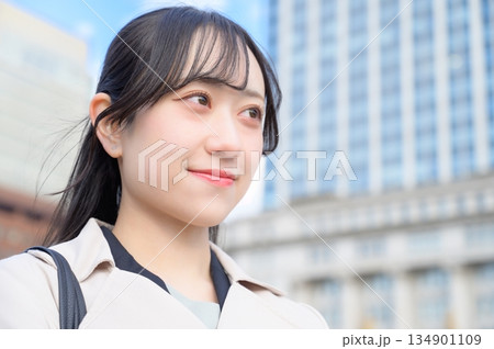 オフィス街に立つ日本人ビジネスウーマン オフィス街に立つ日本人ビジネスウーマン 134901109