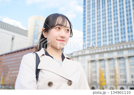 オフィス街に立つ日本人ビジネスウーマン オフィス街に立つ日本人ビジネスウーマン 134901110