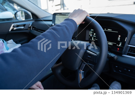 片手で運転する男性の手元 134901369