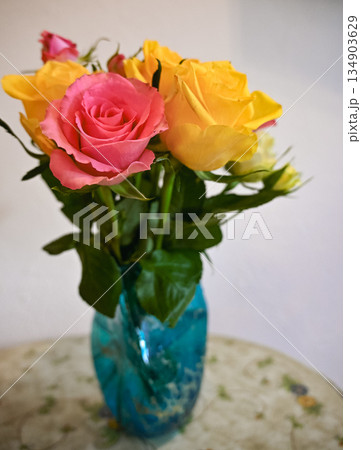 ガラスの花瓶に入ったピンクと黄色のバラの花 134903629