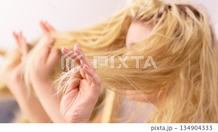 Woman having blonde split ends hair 134904333