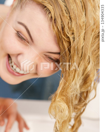 Woman having wet blonde hair 134904335