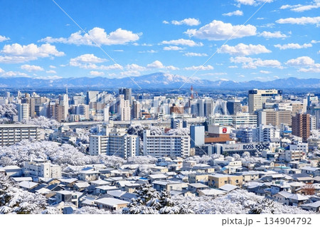 宇都宮タワーより山形新幹線とJR宇都宮駅方面の街並みを望む　雪景色 134904792
