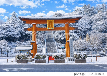 大鳥居と二荒山神社　ふたあらやまじんじゃ　雪景色 134904804
